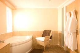 Jacuzzi bath in Beauly and Dornoch lodges - Click for larger version