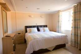 King size bed or Superking which can be twin beds (Cromarty) - Click for larger version